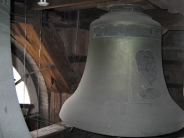 Dans le clocher, une ancienne cloche ..