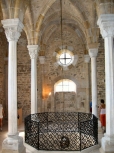 L'intérieur de la chapelle  à 2 niveaux